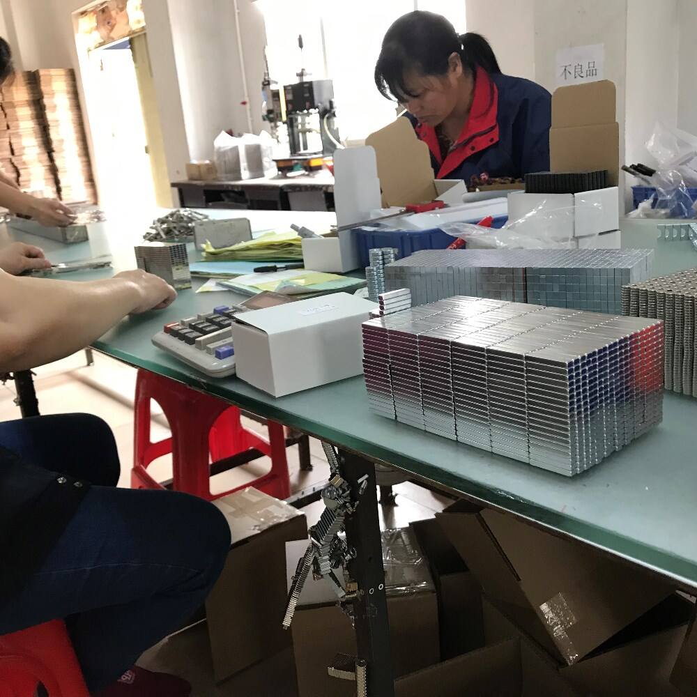 Customized Anisotropic/Isotropic Decorative Adhesive Magnetic Roll manufacture