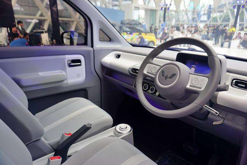 Fast Charging Right Hand Drive Mini EV Automobile Car supplier