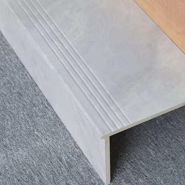 Dites adieu aux escaliers glissants avec le ComposiGrip Stair Tread