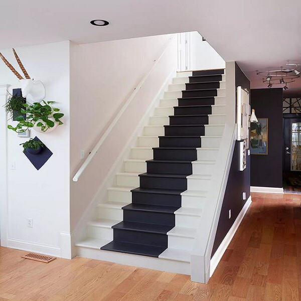 Using Black and White Stair Treads: