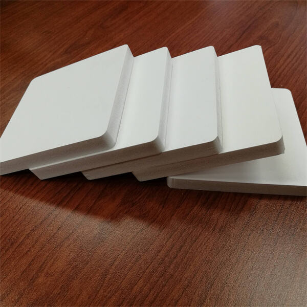 Sawijining industri nggunakake papan PVC karo kepadatan tinggi, contone: