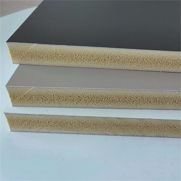 Ein auf Hochglanz gedrucktes PVC-Board für nachhaltige Außenauszeichnungen