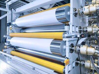 كيف يعزز جهاز التصفيح للورق كفاءة التعبئة الصناعية