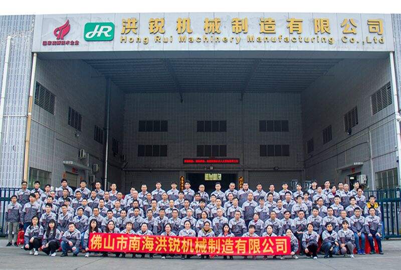 Team Joy: On the eve of the Spring Festival, company employees take a group photo to convey warmth and expectations