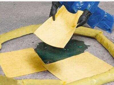 Absorberende pads versus absorberende sokken: welke is geschikt voor uw lek?