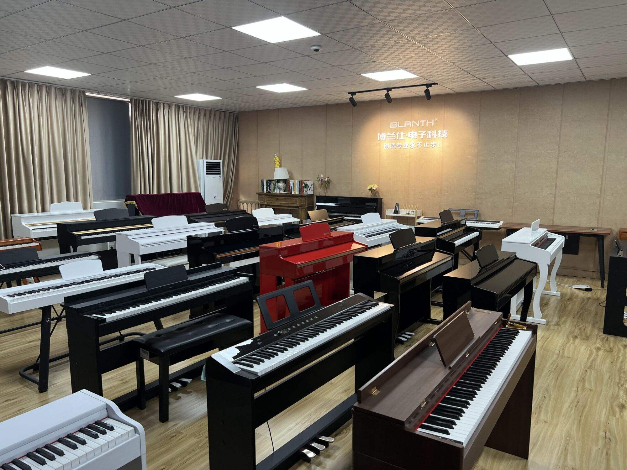 How do digital piano manufacturers manage product inventory?