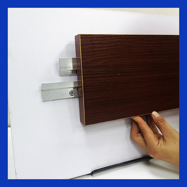 Zクリップを使って壁スペースを最大限に活用し、整理された見た目にしましょう。