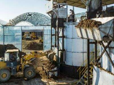 Smart Greenhouse Technology for Year-Round Crop Harvests