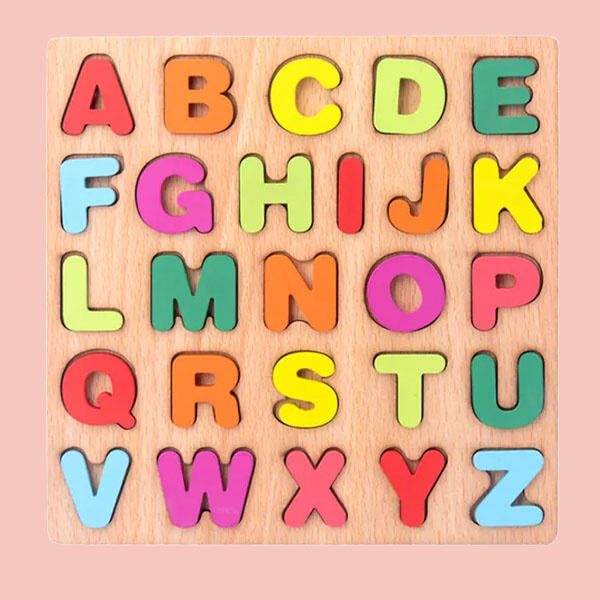 Houten puzzels met letters op de achterkant.