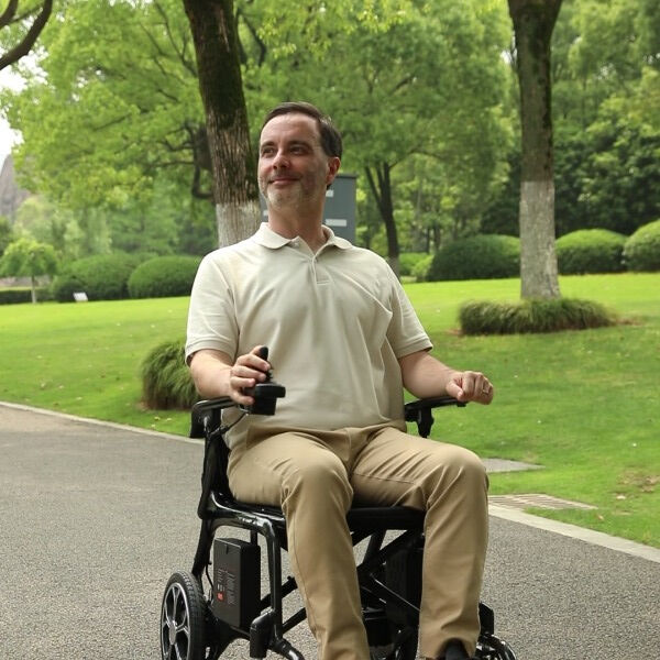 Как пользоваться маленькими электрическими инвалидными колясками?