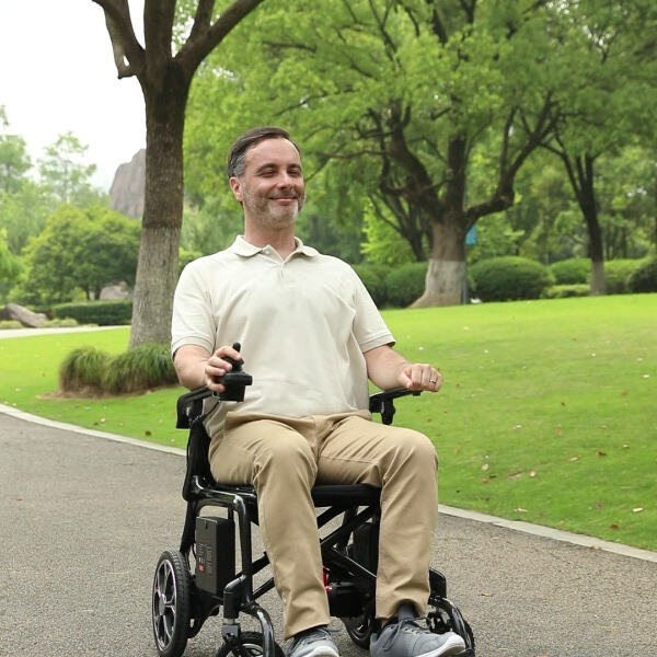 Безопасность легкой инвалидной коляски с электроприводом: