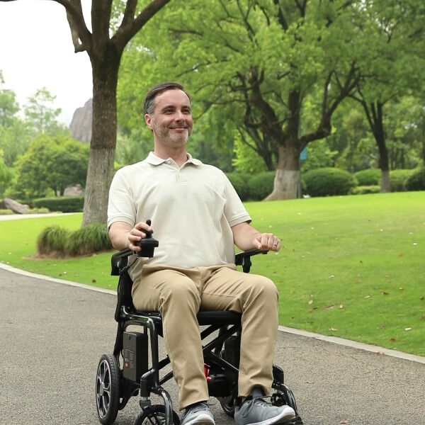 Service et qualité du fauteuil roulant électrique pliant léger