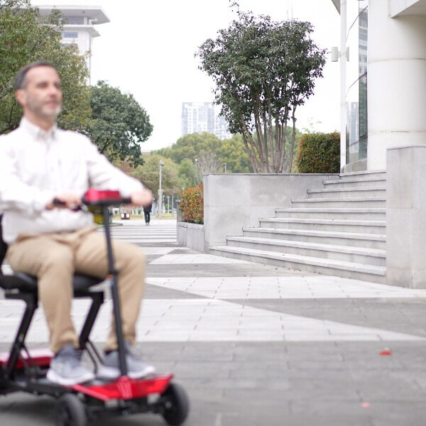 Précautions de sécurité pour l'utilisation de scooters de mobilité à quatre roues