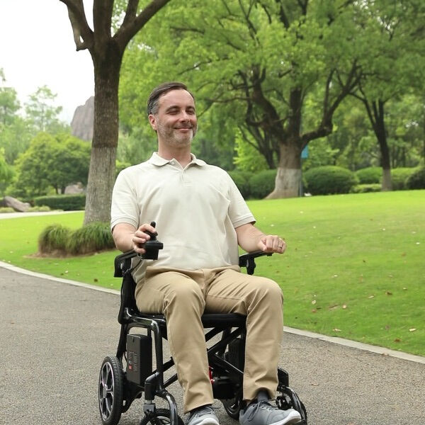 Как использовать легкую складную инвалидную коляску с электроприводом