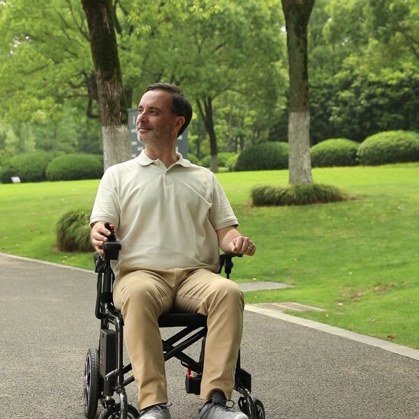 Как пользоваться электрической инвалидной коляской в ​​помещении?