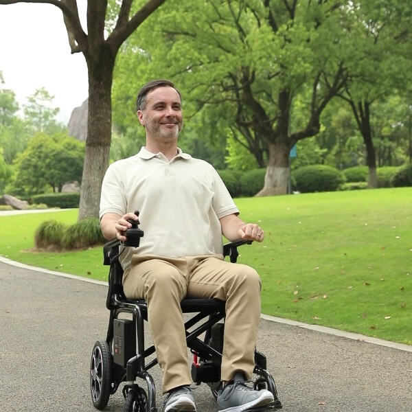 Инновация легкой инвалидной коляски с электроприводом: