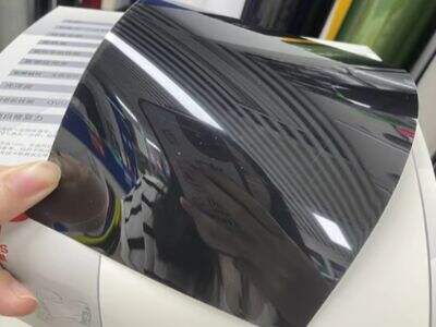 Was bestimmt die Haltbarkeit von Vinyl-Autoaufklebern bei rauen Wetterbedingungen