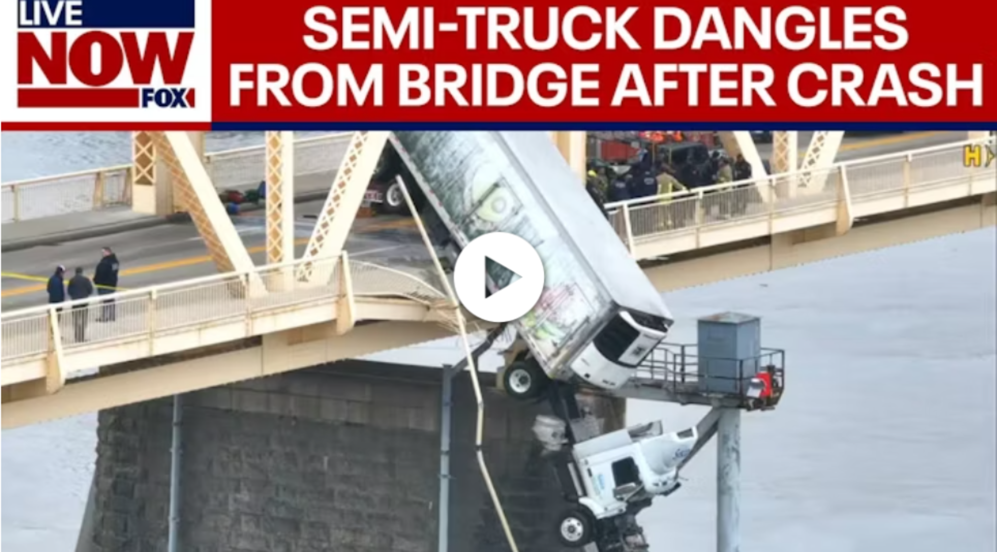 Une vidéo dramatique montre un conducteur secouru après que son semi-remorque soit suspendu au pont