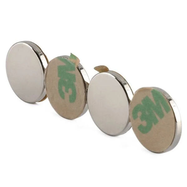 الميزة الخاصة بالمغناطيس اللاصق ذاتي التصاق