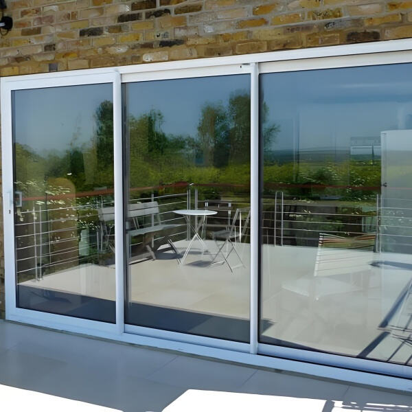 استغلال المساحة وتحسين الوصول باستخدام الأبواب الزجاجية المنزلقة