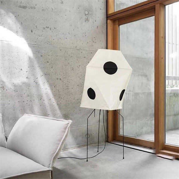 Føj en touch af asiatisk inspireret design med en gulvpapirlampe
