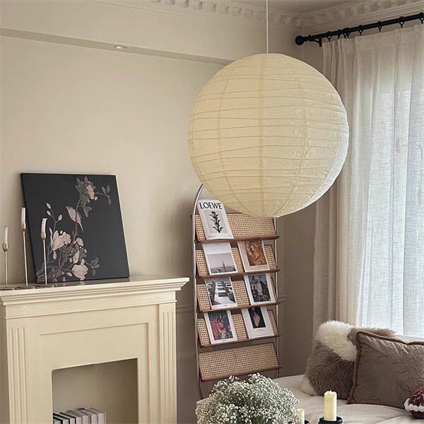 Upplev skönheten i enkelhet med ett minimalistiskt taklampdesign av rispapper.