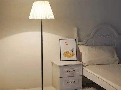 تنوع التصميم: استكشاف المواد المستخدمة في مصابيح الطاولة والأرضية الحديثة (ورق، زجاج وغيرها)