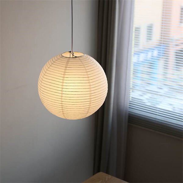 Embracer simplicitet med en minimalistisk rispapir-lampemodstilling.