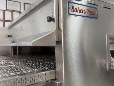 Tại sao dây đai đảo chiều là một tính năng hữu ích trên lò nướng pizza băng chuyền thương mại