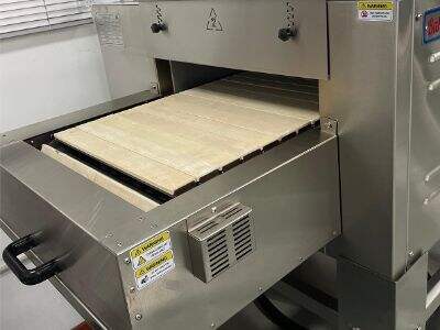 لماذا يعتبر فرن البيتزا الحزامي المُركَّب على المنضدة الخيار المفضل لسلسلة متاجر الراحة