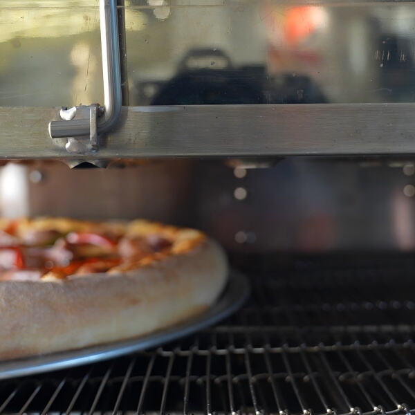 اجعل ليلة البيتزا سهلة مع ماكينة بيتزا عملية توضع على سطح الطاولة