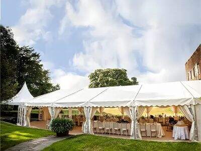 كيف تحمي الأقمشة المقاومة للأشعة فوق البنفسجية ضيوف خيمة الزفاف الخاصة بك