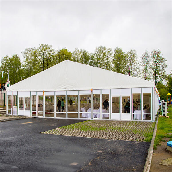 Damhin ang garden dining sa karangyaan na may malaking marquee setup