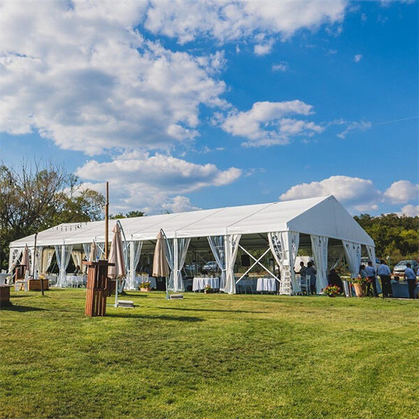 Creando recuerdos en una lujosa carpa para bodas.