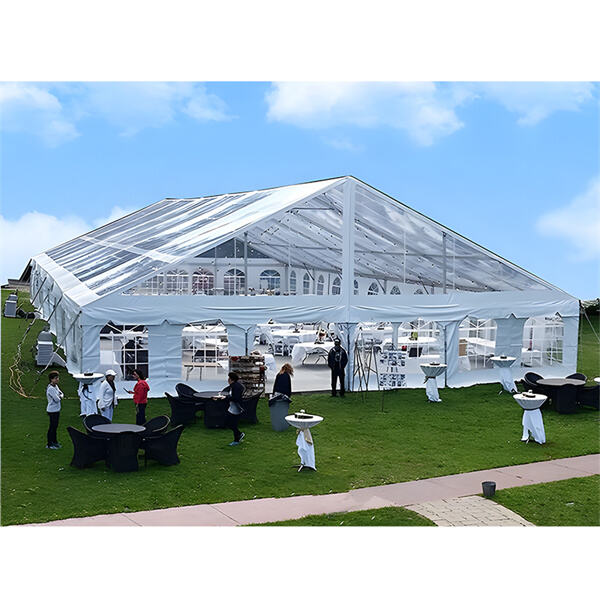 Elegância e charme trazidos à vida em um casamento em tenda para eventos