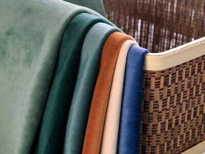 Comment le velours peut instantanément rehausser la décoration de votre salon