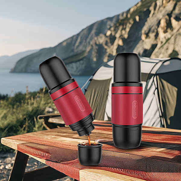 Réveillez-vous dans la nature avec un café aromatique fraîchement préparé avec une cafetière de camping