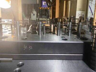 Utilaje progresive versus utilaje cu o singură treaptă: Care metodă de imprimare metalică este mai bună?