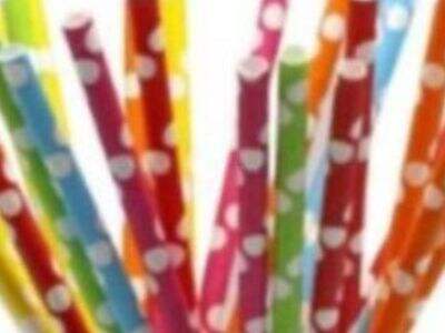Rollen av anpassade pappersdrickstraw i hållbar förpackning