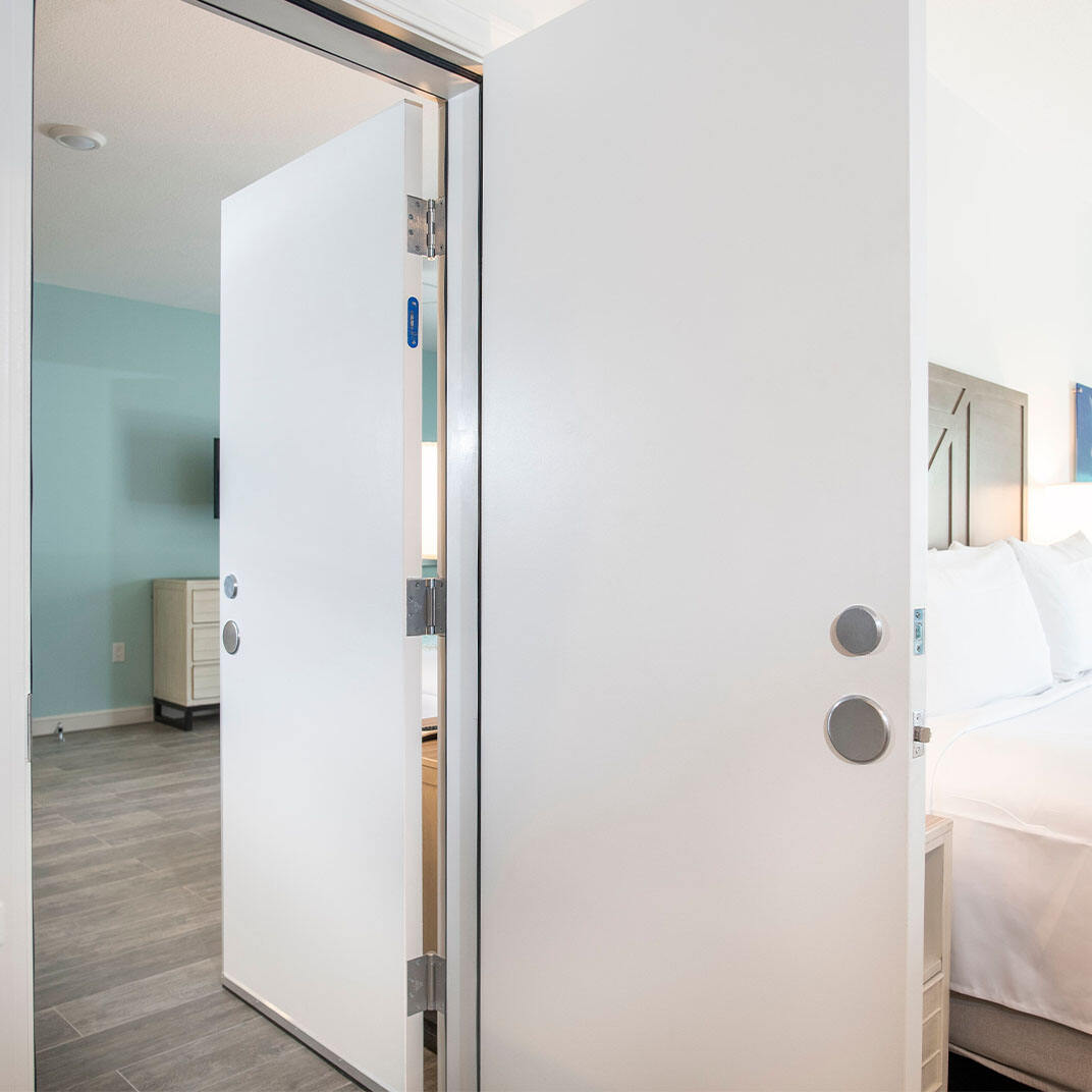 Portas e molduras de quartos de hotel interligadas (conectadas)