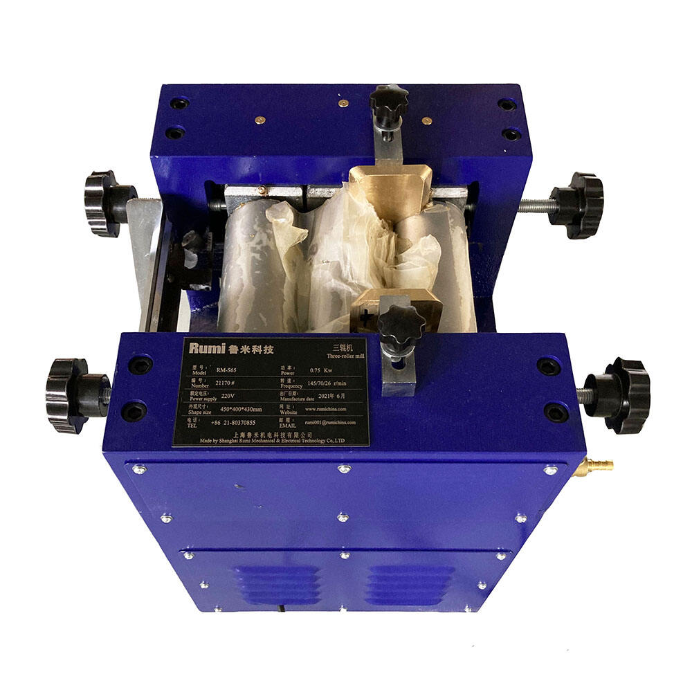 Homogene Mischungen mit dem Labordreiwalzenmahlwerk erreichen