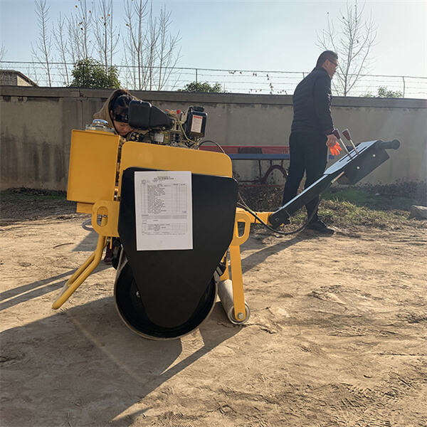 사용자 친화적인 제어 장치로 보행식 도로 굴착기 운영이 간편합니다.