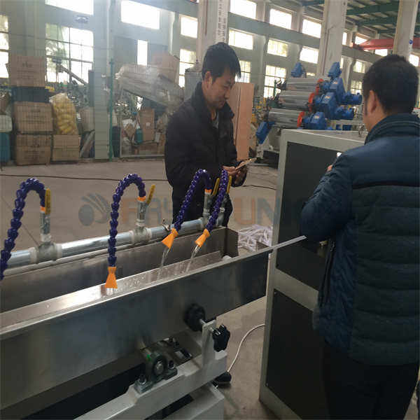 Avantages de l'extrudeuse de tuyaux en PVC