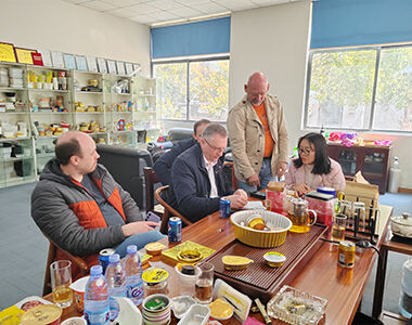 Customers come to the factory to consult and order equipment