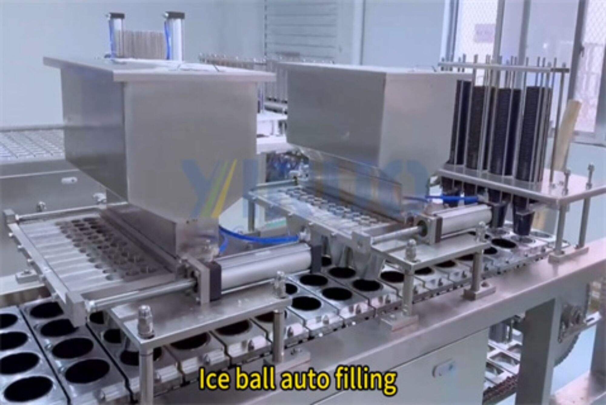 خط إنتاج آلة تعبئة وتغطية أكواب كرة الثلج الأوتوماتيكية