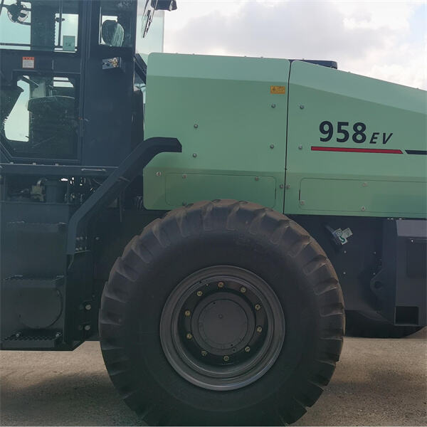 Điều khiển vượt qua chướng ngại vật một cách dễ dàng nhờ vào máy xúc lốp lớn.