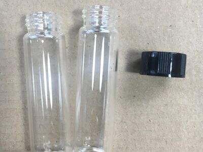 アンバー色のバイアルと透明ガラス製バイアル：医薬品包装においてどちらが優れているか