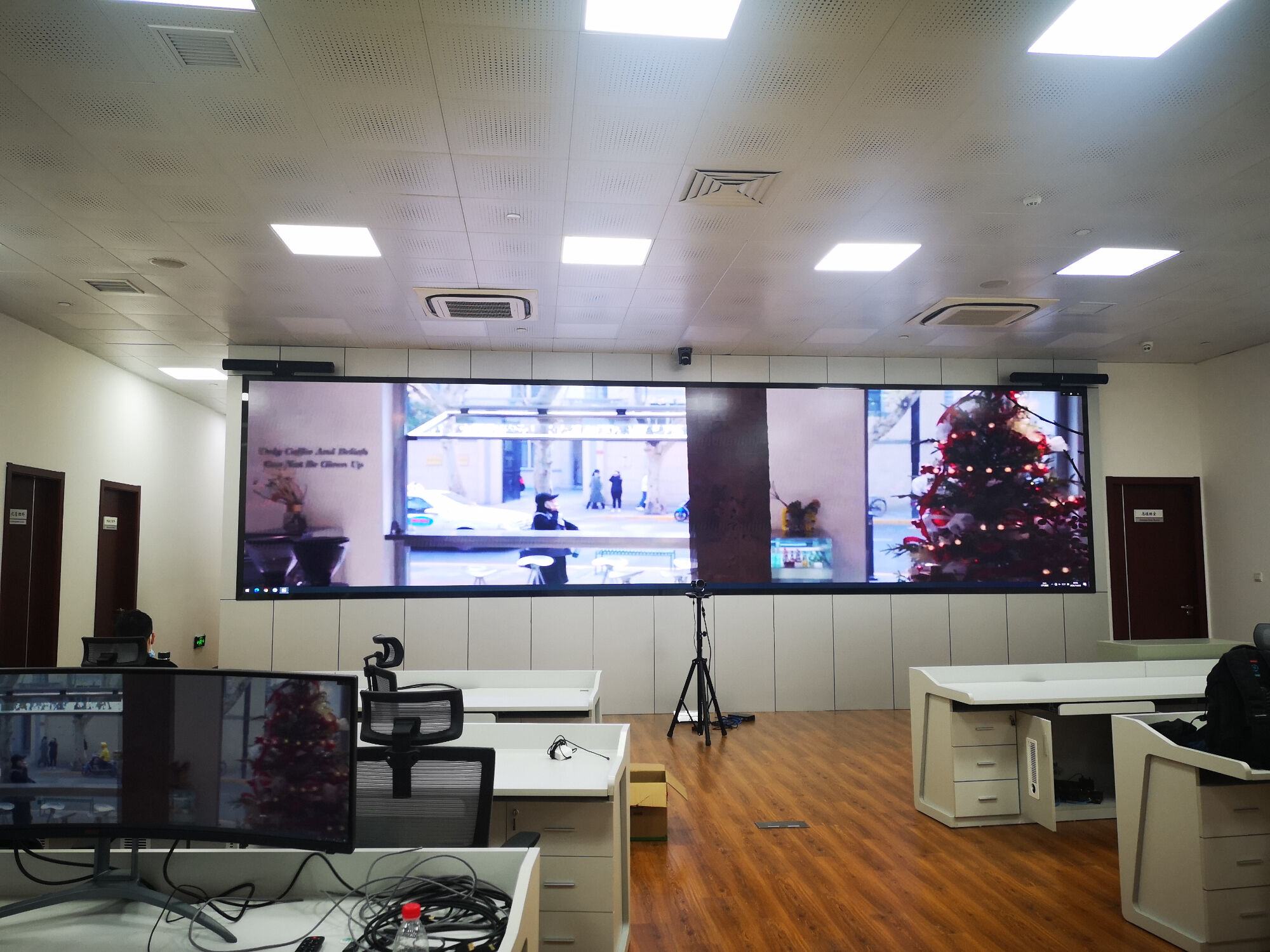 17 Square Meters P0.9 Cob Led Display In Command Center Application