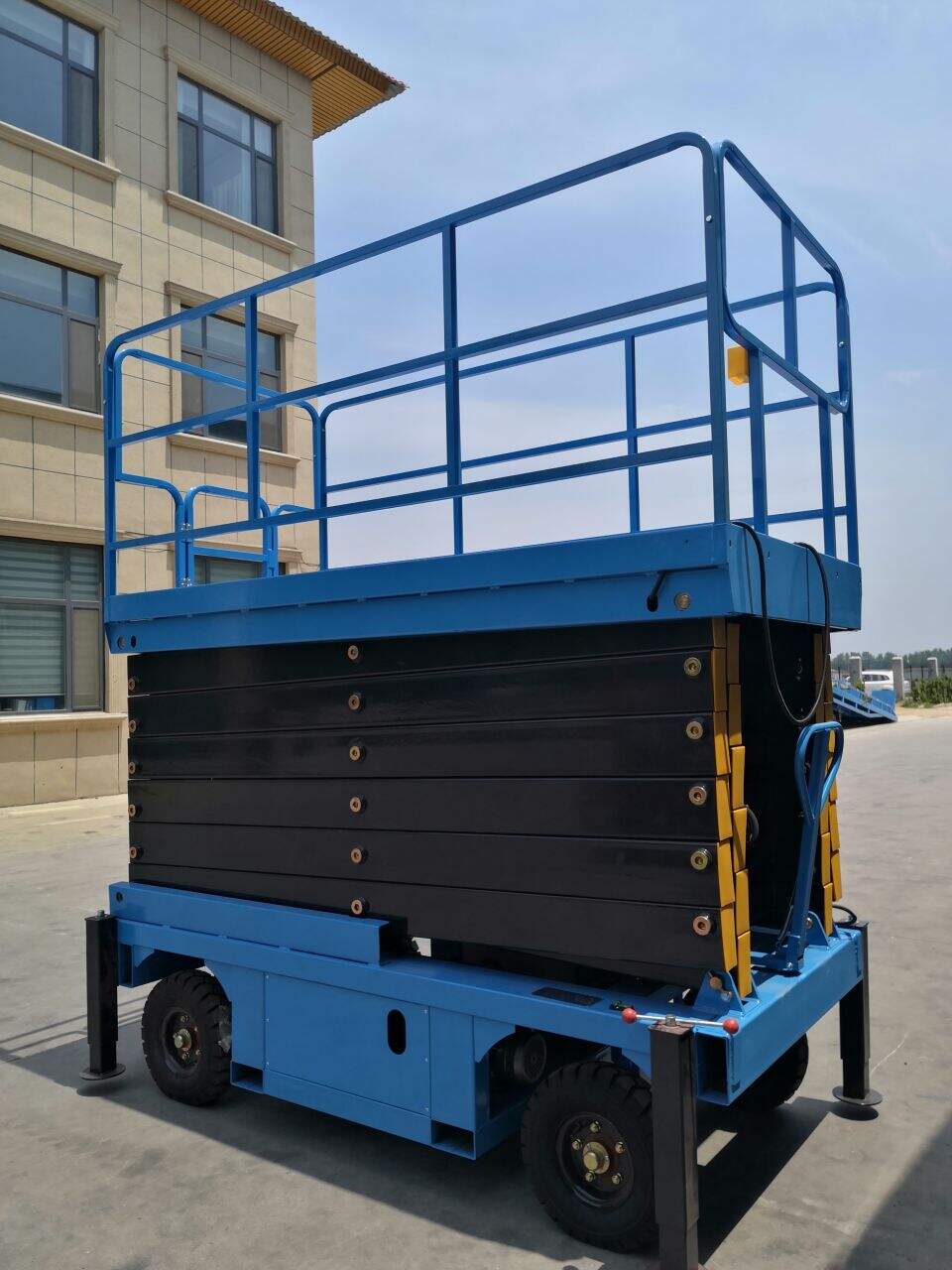 CE Certificate Electric Aerial Scissor Lift Hydraulic Mobile Scissor Lift Table manufacture