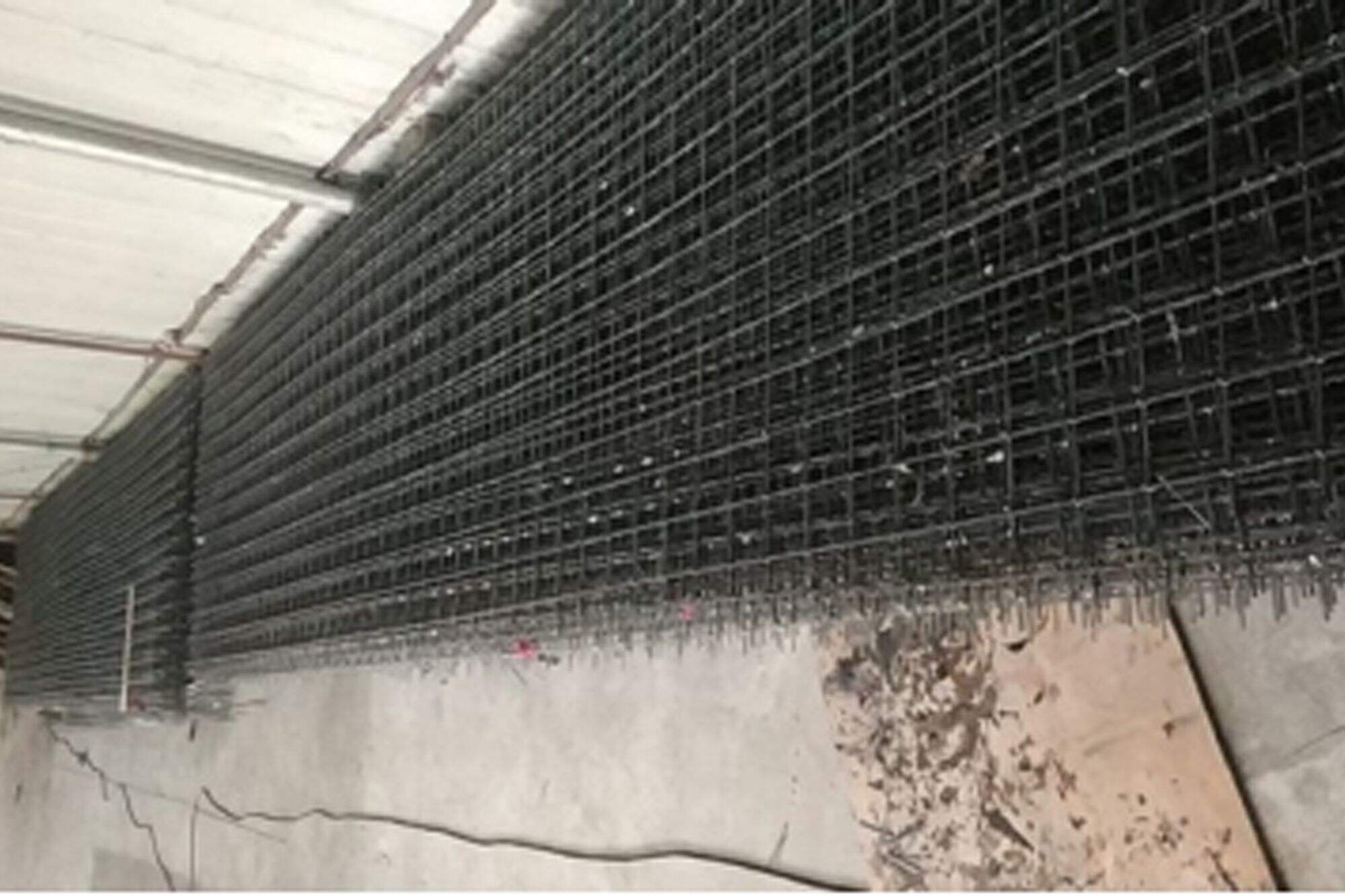 Carbon fiber mesh to strengthen and repair the hollow slab of the bridge. Hengshan City